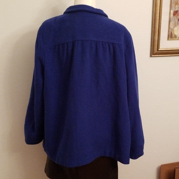 Collection by Gallery Woman Coat - Picture 3 of 6